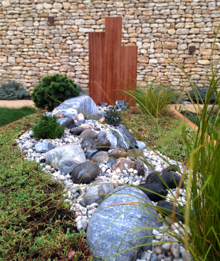 Un exemple de tombe végétalisée réalisée par An Héol dans l'Indre